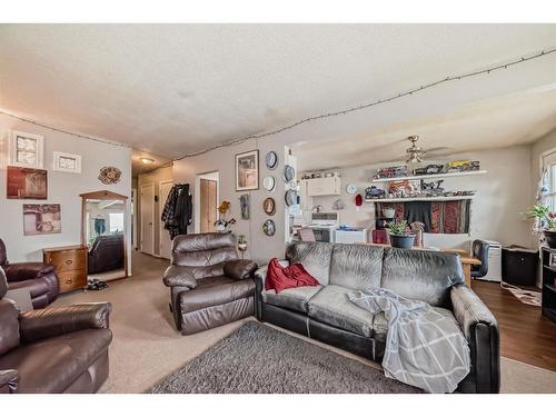 6425 & 6427 35 Avenue Nw, Calgary, AB - Indoor Photo Showing Living Room