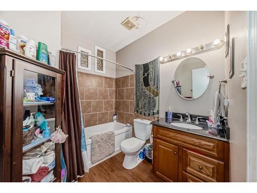 6425 & 6427 35 Avenue Nw, Calgary, AB - Indoor Photo Showing Bathroom