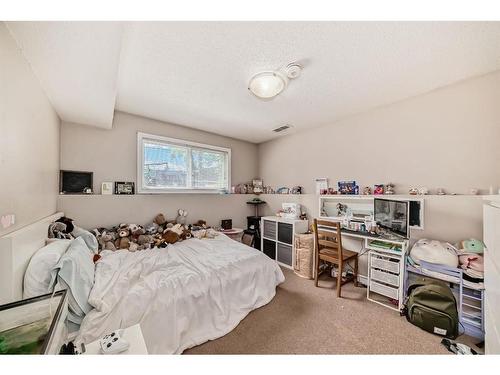 6425 & 6427 35 Avenue Nw, Calgary, AB - Indoor Photo Showing Bedroom