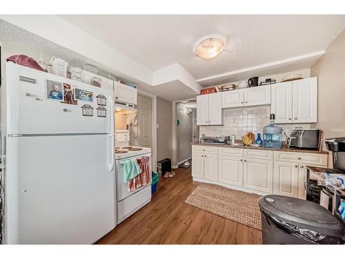 6425 & 6427 35 Avenue Nw, Calgary, AB - Indoor Photo Showing Kitchen