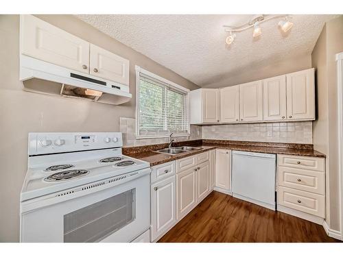 6425 & 6427 35 Avenue Nw, Calgary, AB - Indoor Photo Showing Kitchen With Double Sink
