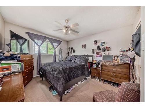 6425 & 6427 35 Avenue Nw, Calgary, AB - Indoor Photo Showing Bedroom