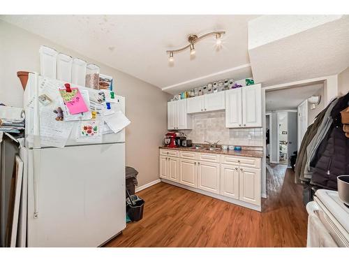 6425 & 6427 35 Avenue Nw, Calgary, AB - Indoor Photo Showing Kitchen