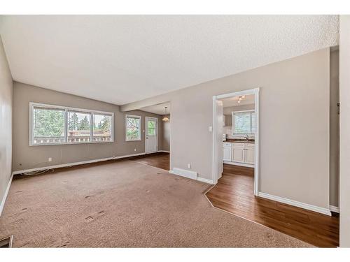 6425 & 6427 35 Avenue Nw, Calgary, AB - Indoor Photo Showing Other Room