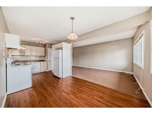 6425 & 6427 35 Avenue Nw, Calgary, AB - Indoor Photo Showing Kitchen