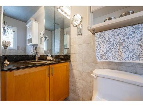 1809 18 Avenue Nw, Calgary, AB - Indoor Photo Showing Bathroom