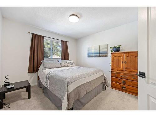 80 Douglas Ridge Circle Se, Calgary, AB - Indoor Photo Showing Bedroom