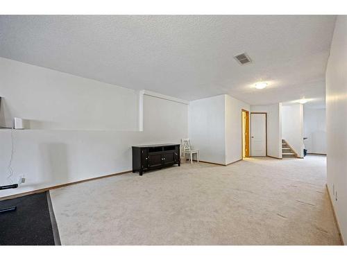 80 Douglas Ridge Circle Se, Calgary, AB - Indoor Photo Showing Other Room