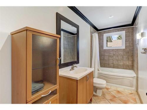 4803 Vienna Drive Nw, Calgary, AB - Indoor Photo Showing Bathroom