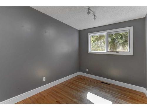 4803 Vienna Drive Nw, Calgary, AB - Indoor Photo Showing Other Room