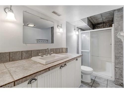 4803 Vienna Drive Nw, Calgary, AB - Indoor Photo Showing Bathroom