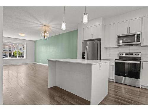 8 D'Arcy Boulevard, Okotoks, AB - Indoor Photo Showing Kitchen With Upgraded Kitchen
