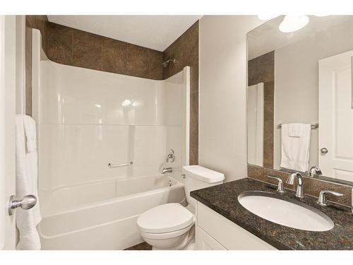 71 Discovery Ridge Mount Sw, Calgary, AB - Indoor Photo Showing Bathroom