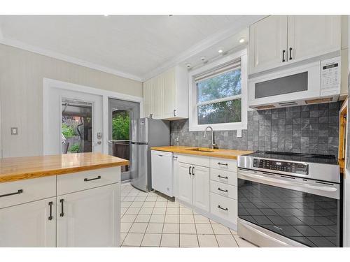 931 1 Avenue Nw, Calgary, AB - Indoor Photo Showing Kitchen