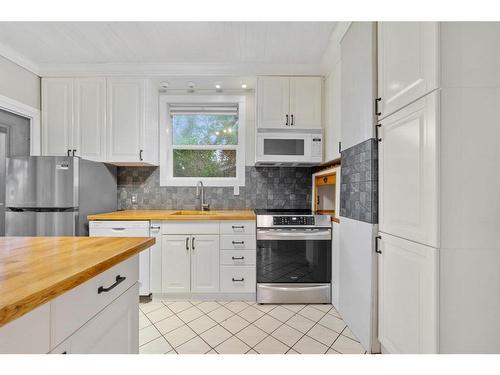 931 1 Avenue Nw, Calgary, AB - Indoor Photo Showing Kitchen