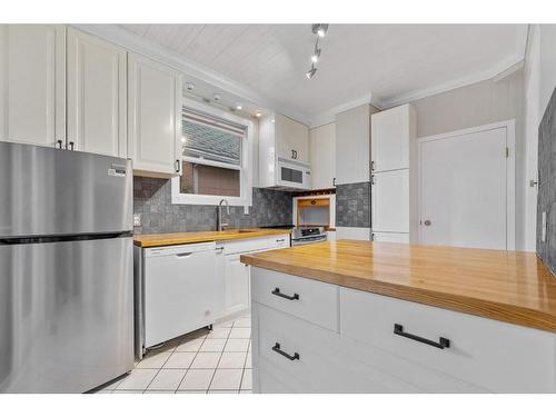 931 1 Avenue Nw, Calgary, AB - Indoor Photo Showing Kitchen