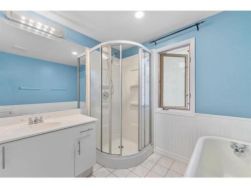 931 1 Avenue Nw, Calgary, AB - Indoor Photo Showing Bathroom