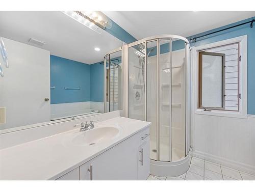 931 1 Avenue Nw, Calgary, AB - Indoor Photo Showing Bathroom