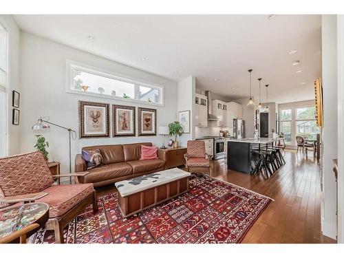 1046 Regal Crescent Ne, Calgary, AB - Indoor Photo Showing Living Room