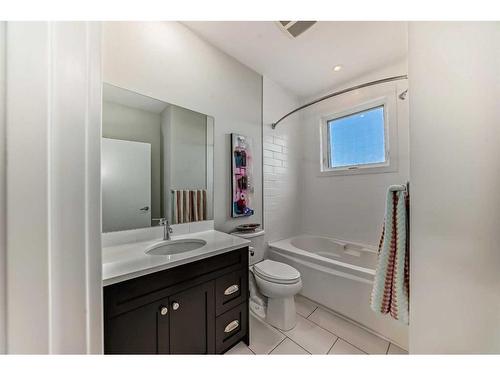 1046 Regal Crescent Ne, Calgary, AB - Indoor Photo Showing Bathroom