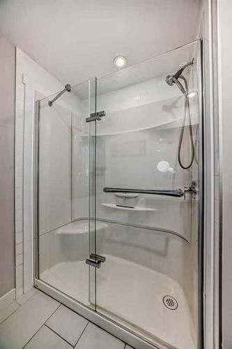 1046 Regal Crescent Ne, Calgary, AB - Indoor Photo Showing Bathroom