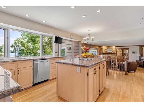 532 Lake Moraine Green Se, Calgary, AB - Indoor Photo Showing Kitchen