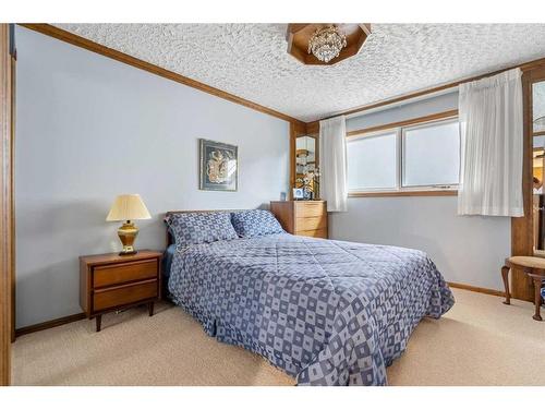 532 Lake Moraine Green Se, Calgary, AB - Indoor Photo Showing Bedroom