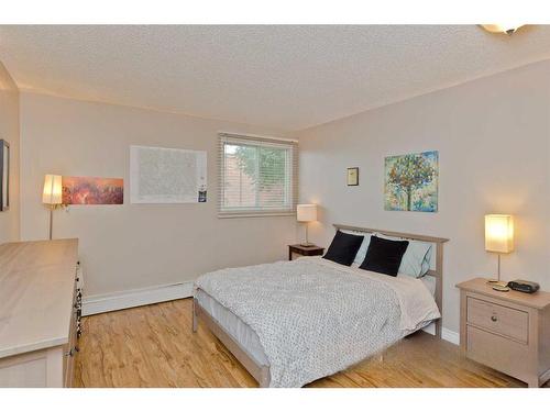 419-525 56 Avenue Sw, Calgary, AB - Indoor Photo Showing Bedroom