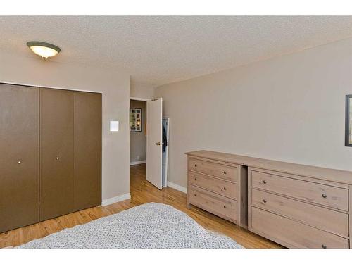 419-525 56 Avenue Sw, Calgary, AB - Indoor Photo Showing Bedroom