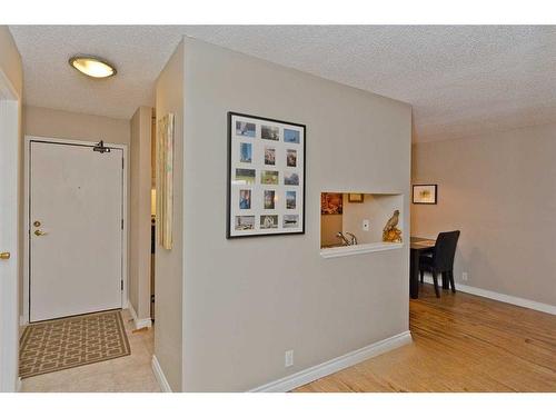 419-525 56 Avenue Sw, Calgary, AB - Indoor Photo Showing Other Room