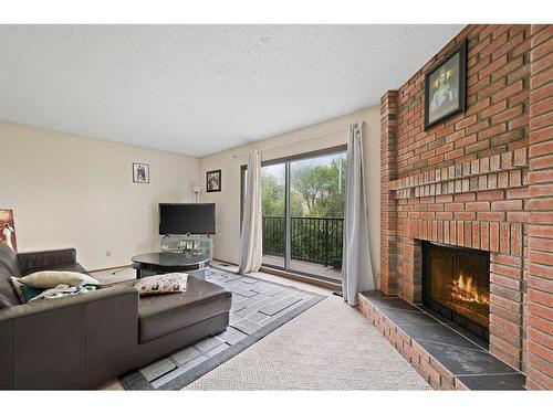 233 18 Avenue Ne, Calgary, AB - Indoor Photo Showing Living Room With Fireplace