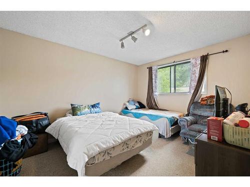 233 18 Avenue Ne, Calgary, AB - Indoor Photo Showing Bedroom