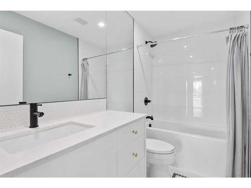 102-8505 Broadcast Avenue Sw, Calgary, AB - Indoor Photo Showing Bathroom