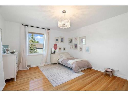 1201 Premier Way Sw, Calgary, AB - Indoor Photo Showing Bedroom