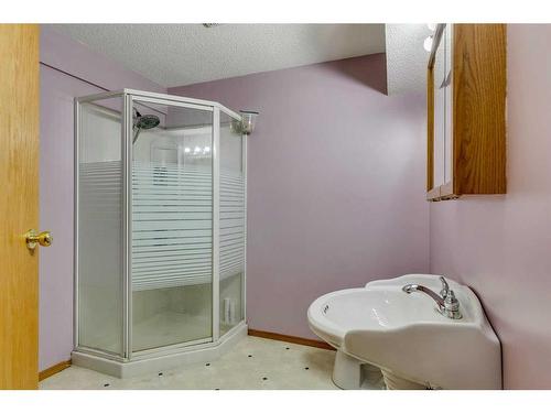 281 Westchester Green, Chestermere, AB - Indoor Photo Showing Bathroom