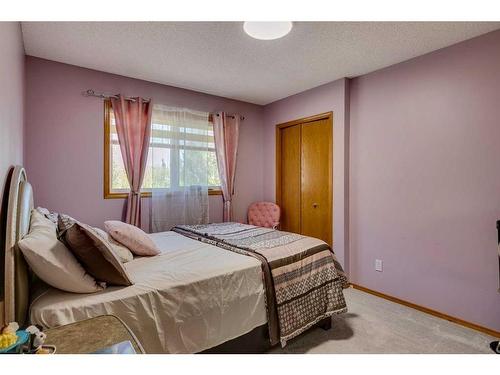 281 Westchester Green, Chestermere, AB - Indoor Photo Showing Bedroom