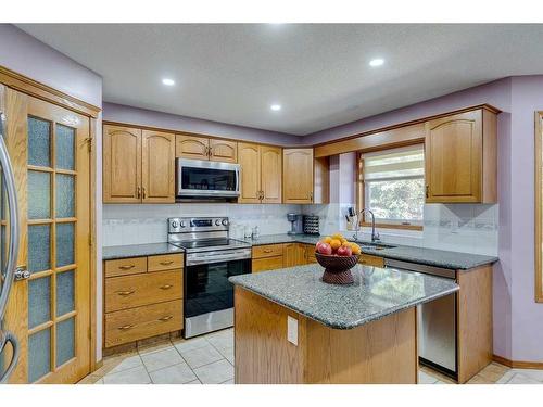 281 Westchester Green, Chestermere, AB - Indoor Photo Showing Kitchen