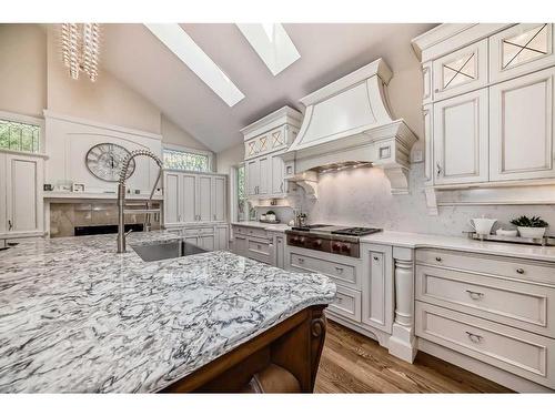 1122 Talon Avenue Sw, Calgary, AB - Indoor Photo Showing Kitchen With Upgraded Kitchen