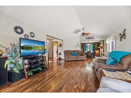 5511 Shannon Drive, Olds, AB - Indoor Photo Showing Living Room