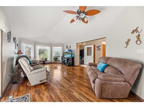 5511 Shannon Drive, Olds, AB - Indoor Photo Showing Living Room