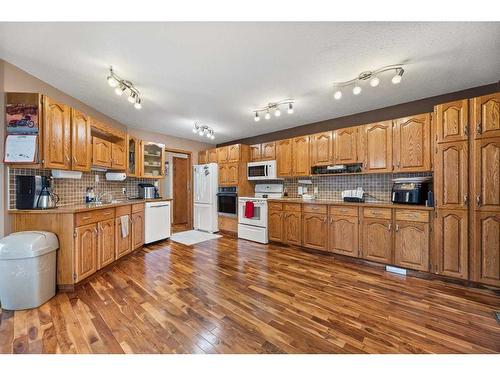 5511 Shannon Drive, Olds, AB - Indoor Photo Showing Kitchen