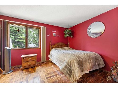 5511 Shannon Drive, Olds, AB - Indoor Photo Showing Bedroom