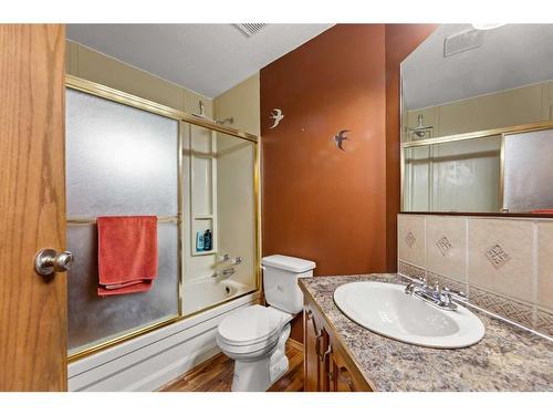 5511 Shannon Drive, Olds, AB - Indoor Photo Showing Bathroom