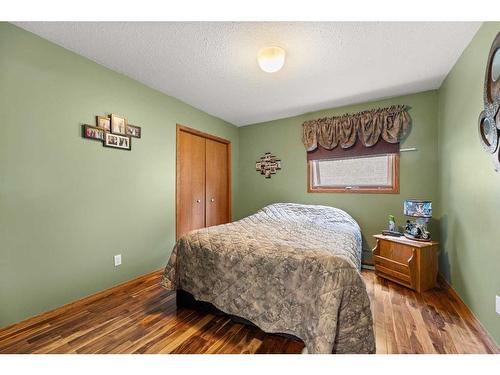 5511 Shannon Drive, Olds, AB - Indoor Photo Showing Bedroom