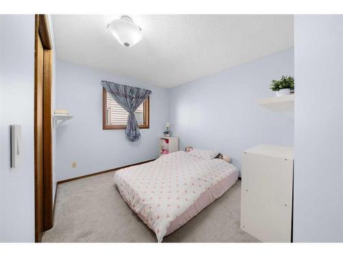 109 Coral Sands Place Ne, Calgary, AB - Indoor Photo Showing Bedroom