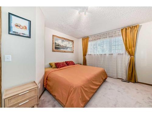 260 Shawinigan Drive Sw, Calgary, AB - Indoor Photo Showing Bedroom