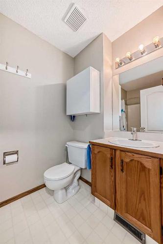 260 Shawinigan Drive Sw, Calgary, AB - Indoor Photo Showing Bathroom