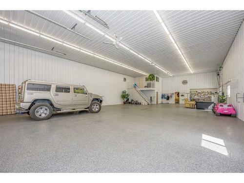 1628 25 Avenue, Didsbury, AB - Indoor Photo Showing Garage