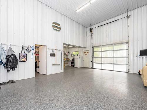 1628 25 Avenue, Didsbury, AB - Indoor Photo Showing Garage