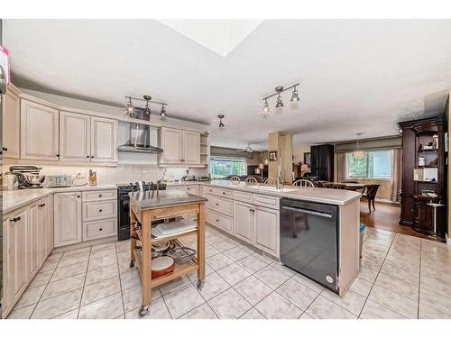 8016 7 Street Sw, Calgary, AB - Indoor Photo Showing Kitchen With Upgraded Kitchen